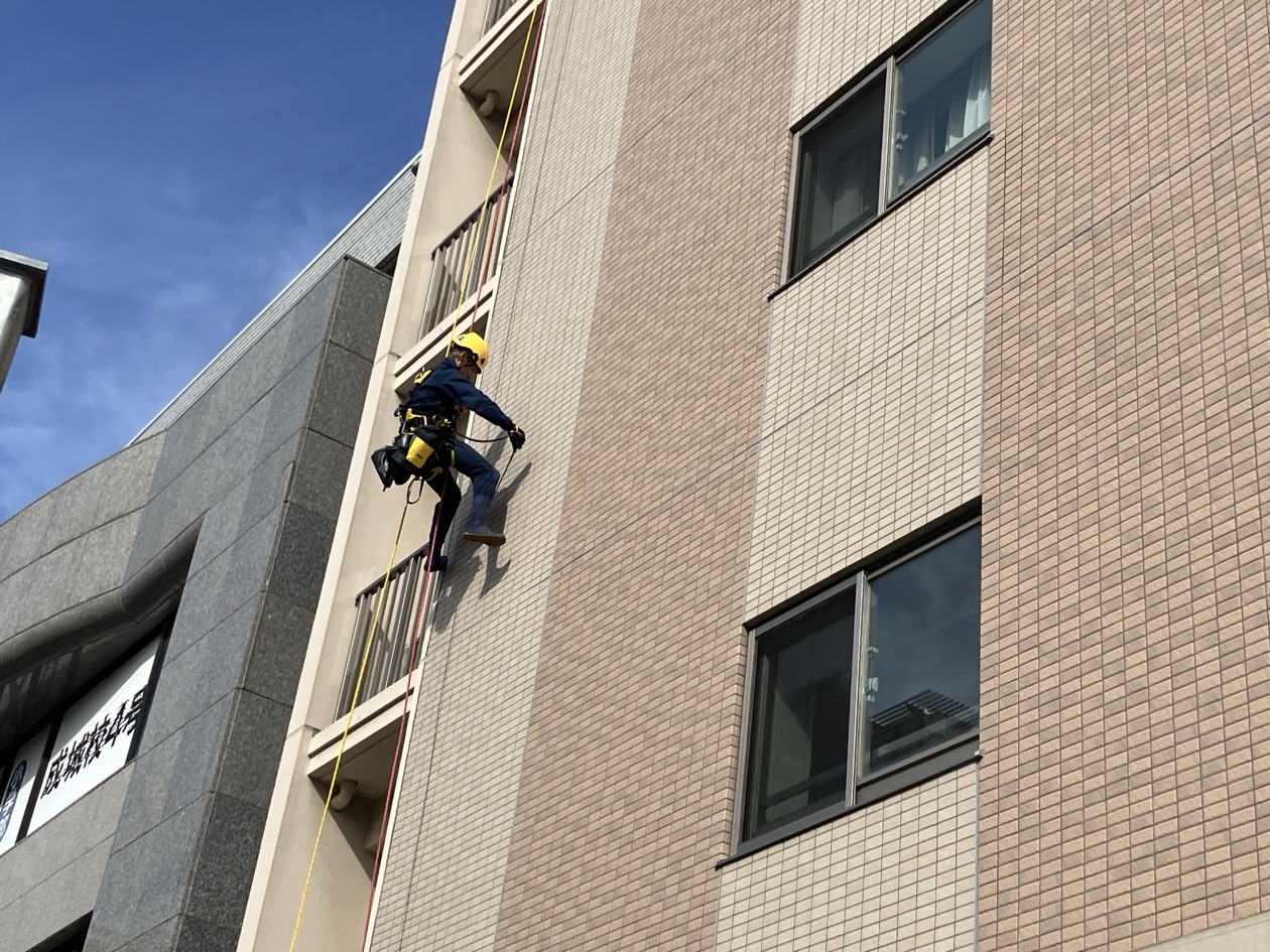 打診調査（ロープアクセス工法）